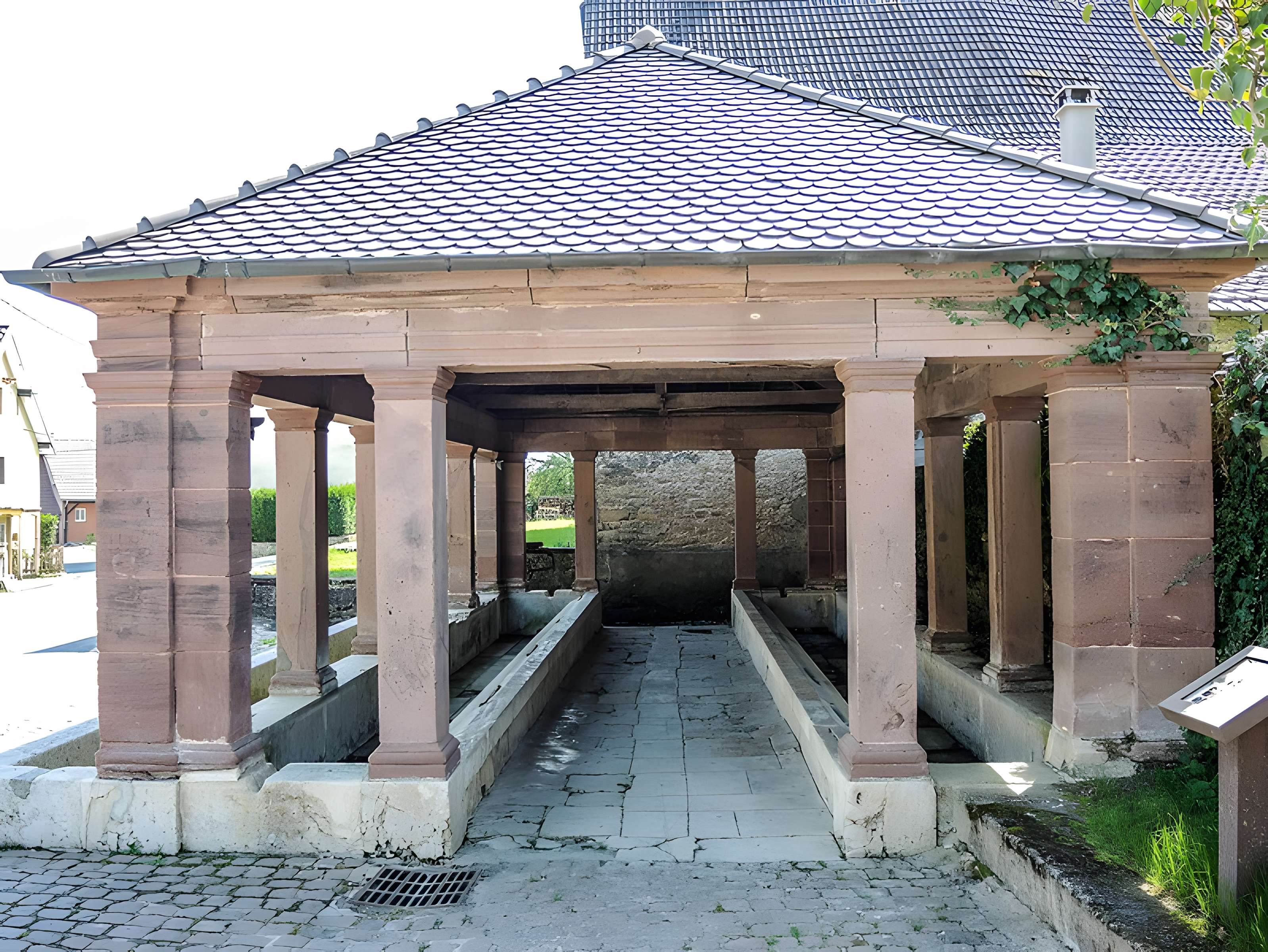 Fontaine-lavoir du château de Bourogne