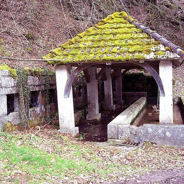 Fontaine-lavoir et abreuvoir de Saint-Dizier-lÉvêque
