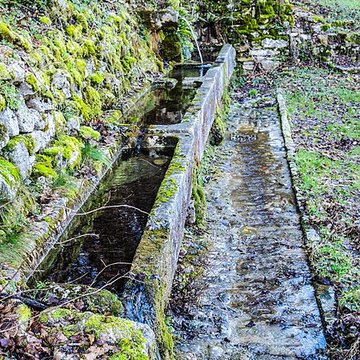 Fontaine-lavoir et abreuvoir de Saint-Dizier-lÉvêque