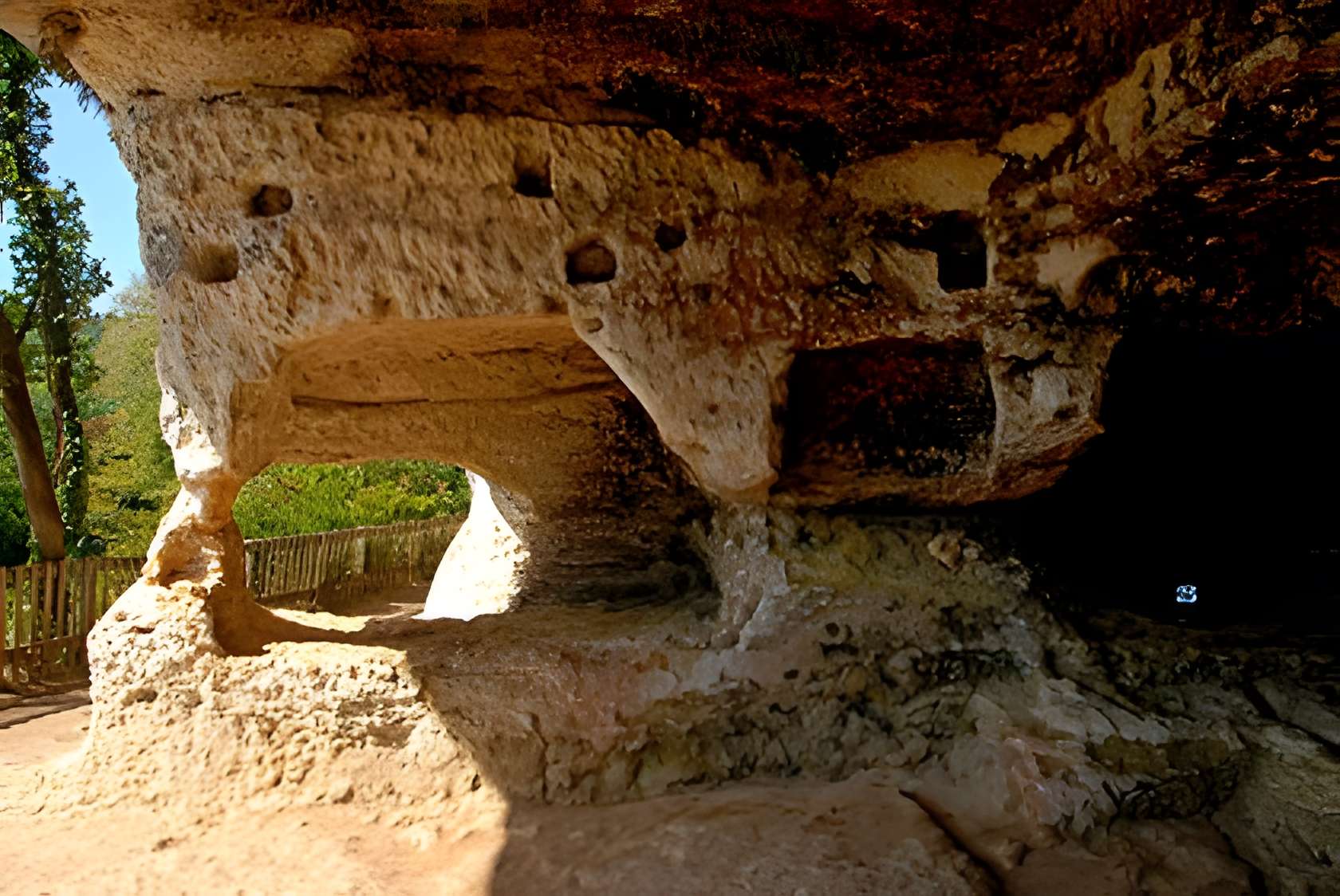 Fort de Tursac et le village troglodytique de la Madeleine 