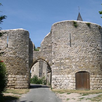 Forteresse Médiévale dYèvre le Chatel 