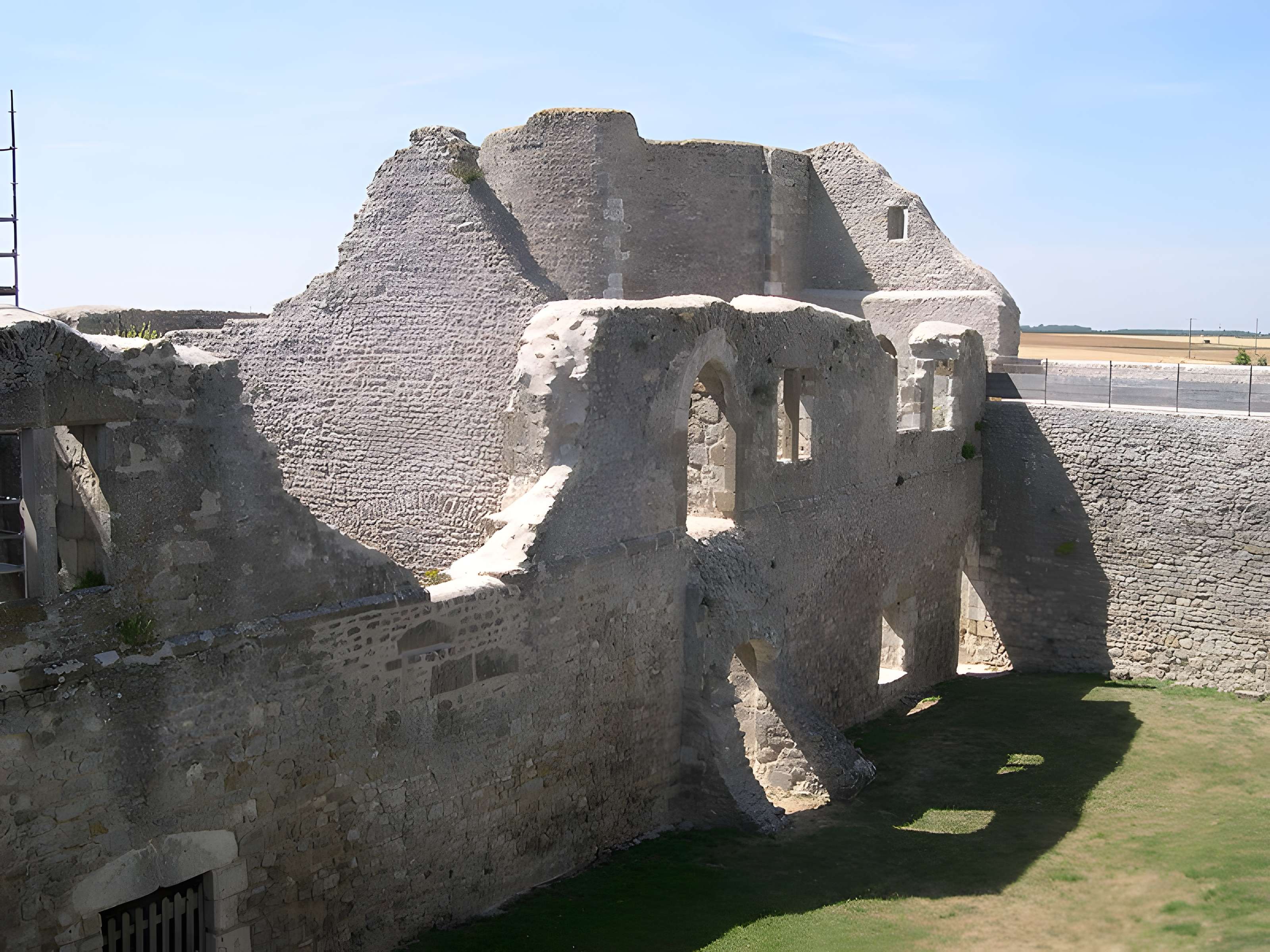 Forteresse Médiévale d'Yèvre le Chatel 