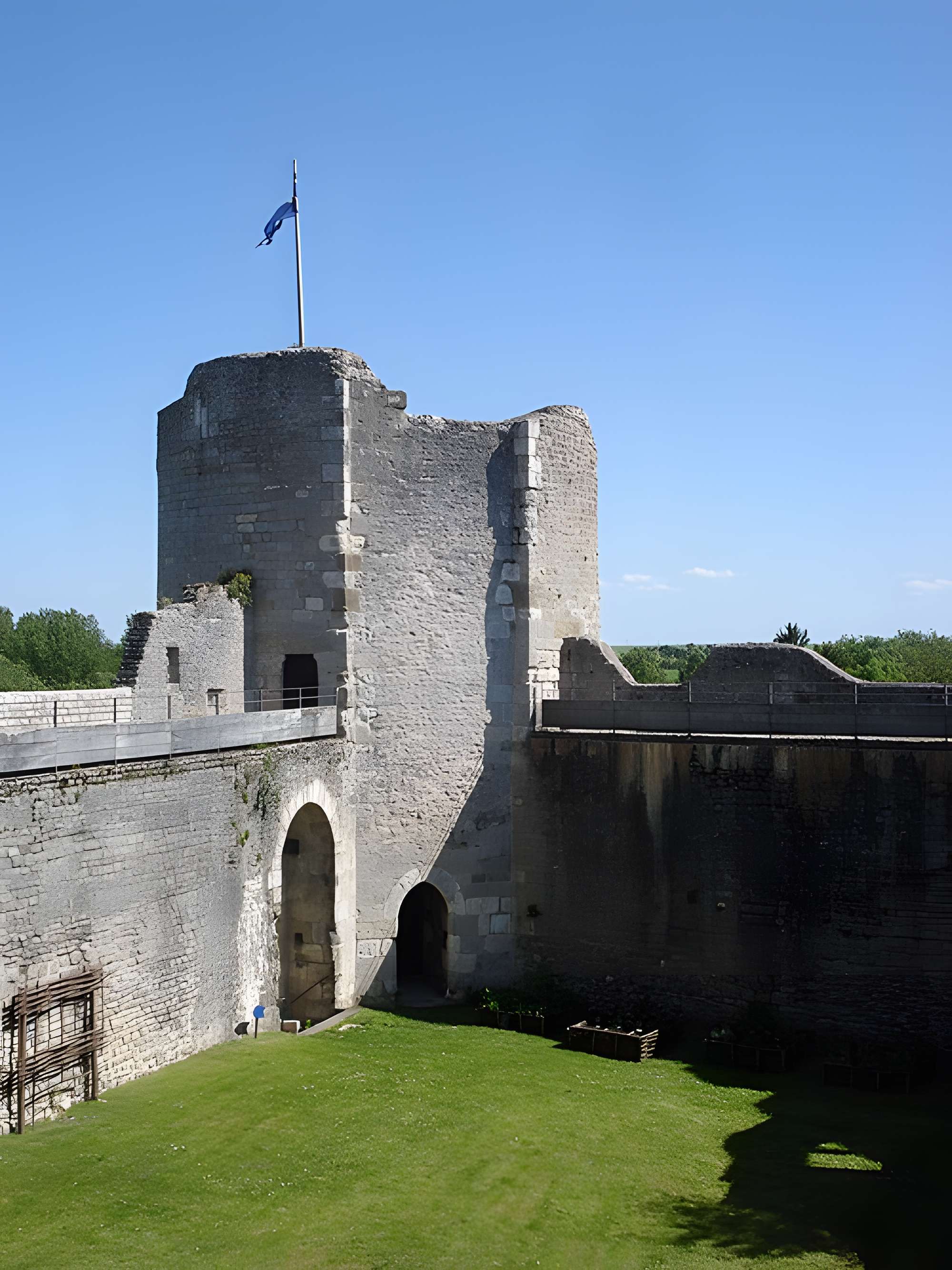 Forteresse Médiévale d'Yèvre le Chatel 