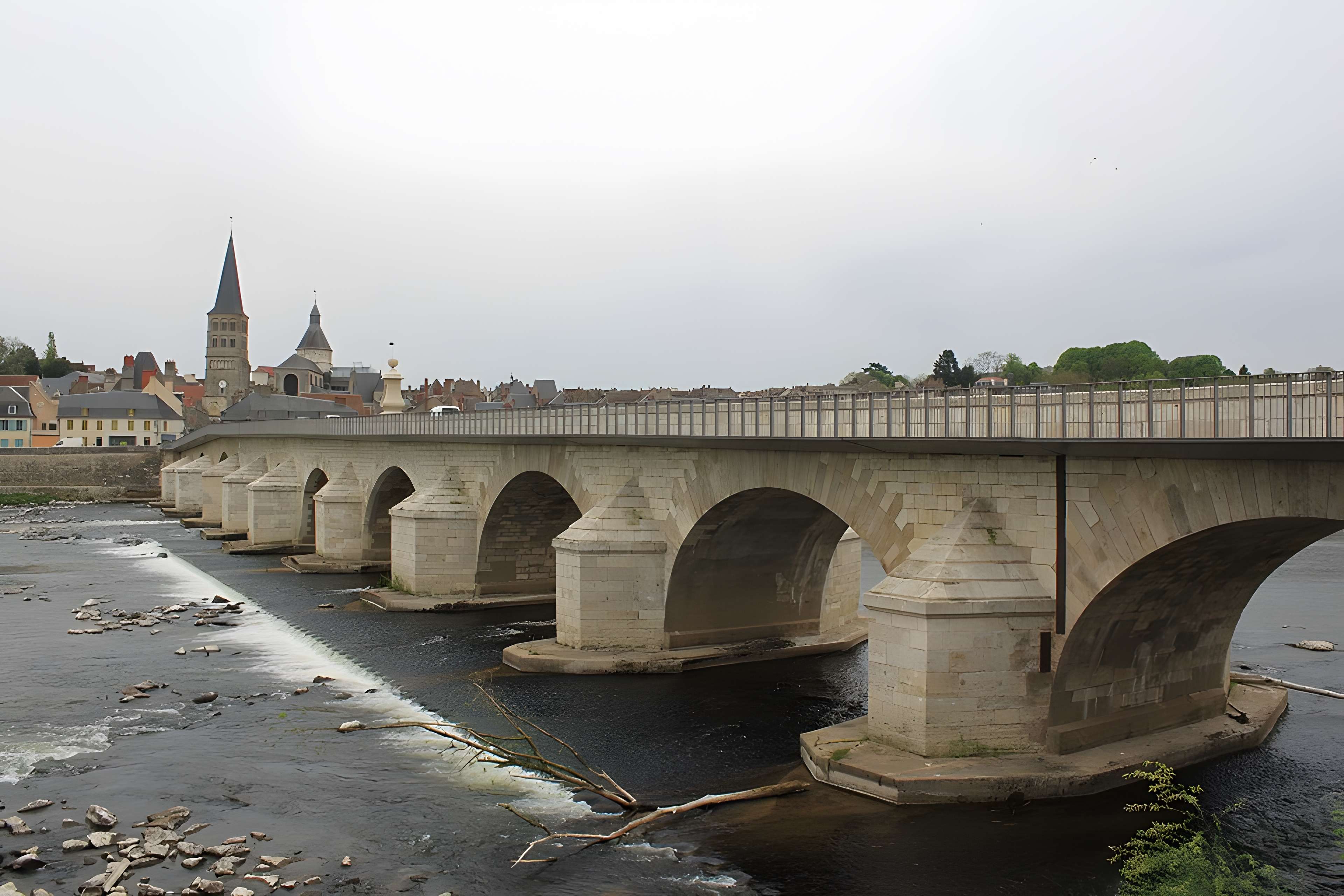 Grand pont sur la Loire de La Charité-sur-Loire