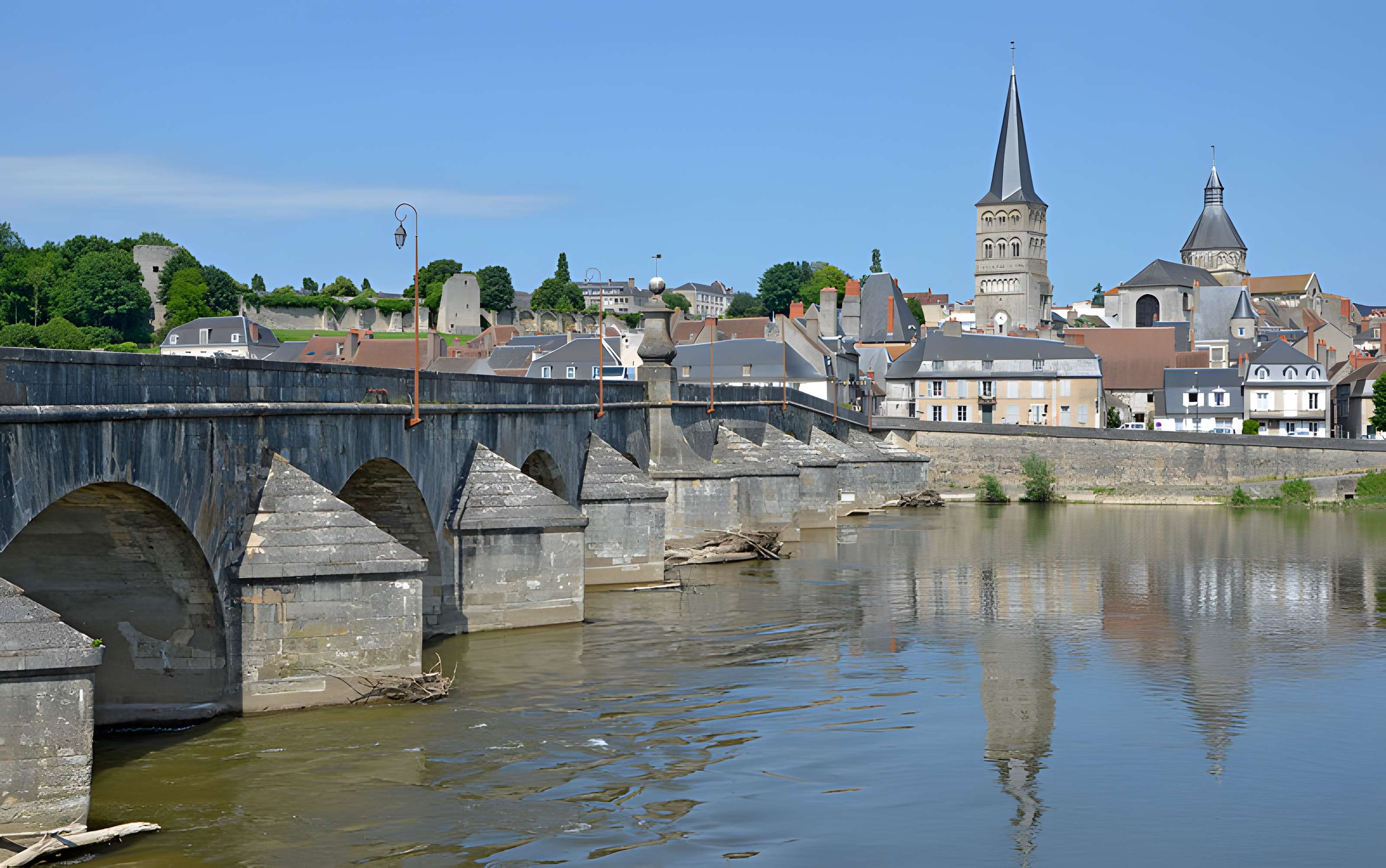 Grand pont sur la Loire de La Charité-sur-Loire