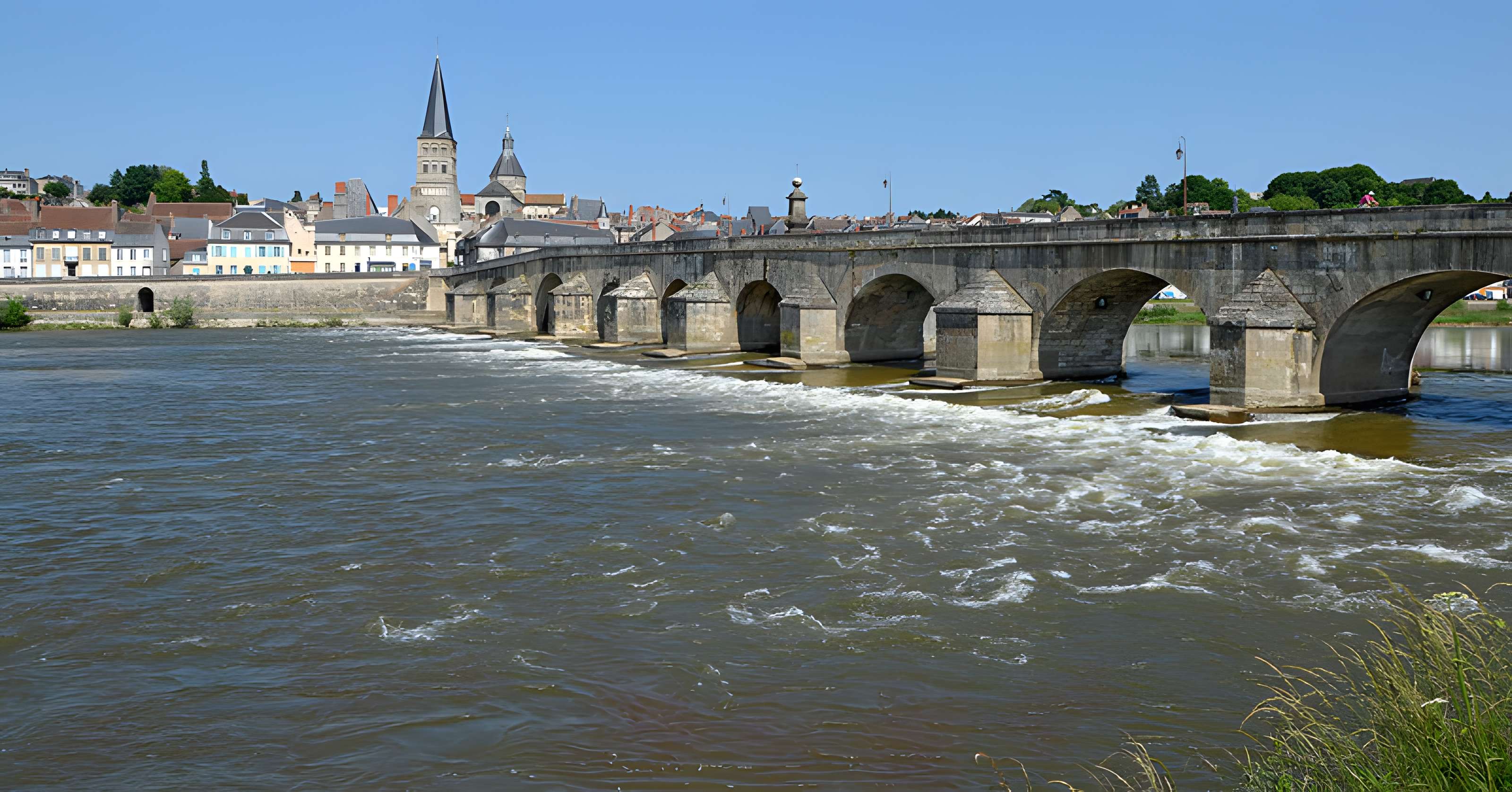 Grand pont sur la Loire de La Charité-sur-Loire
