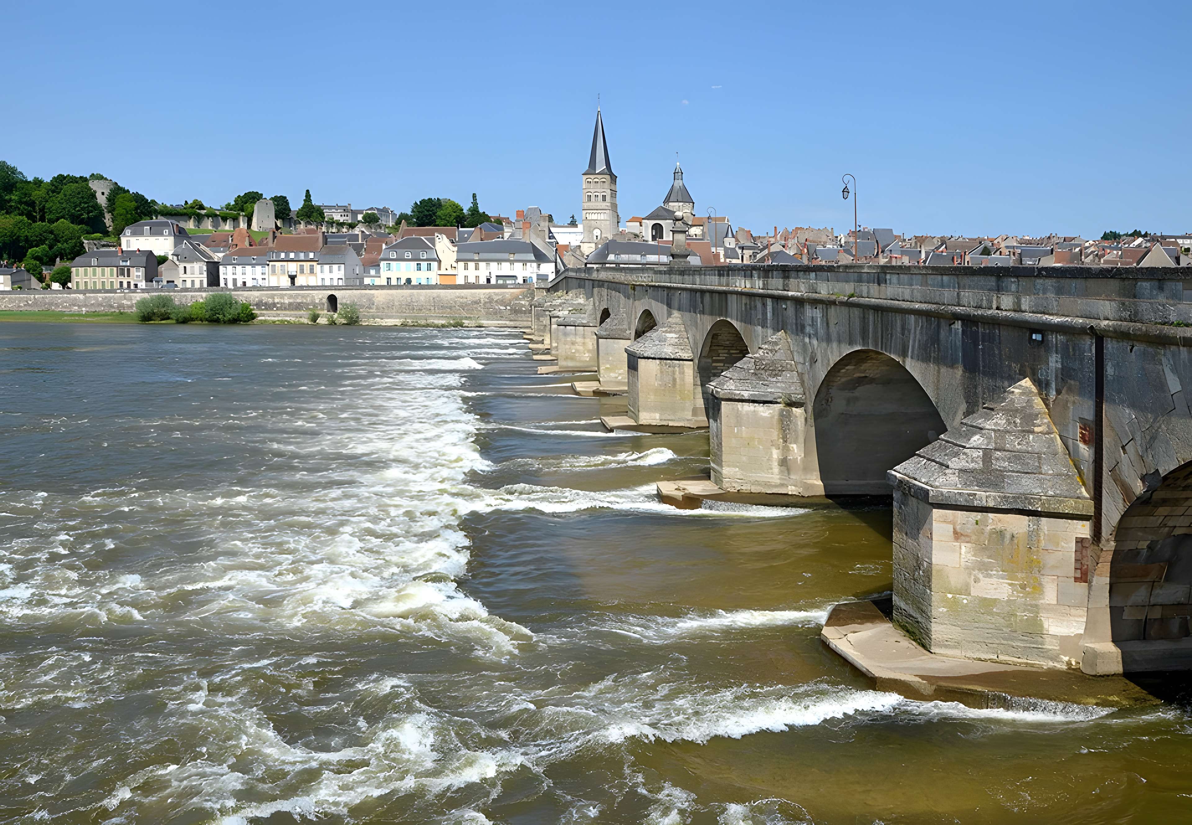 Grand pont sur la Loire de La Charité-sur-Loire