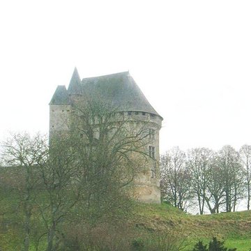 Château donjon et ruines