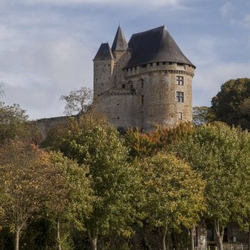 Château donjon et ruines