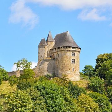 Château donjon et ruines