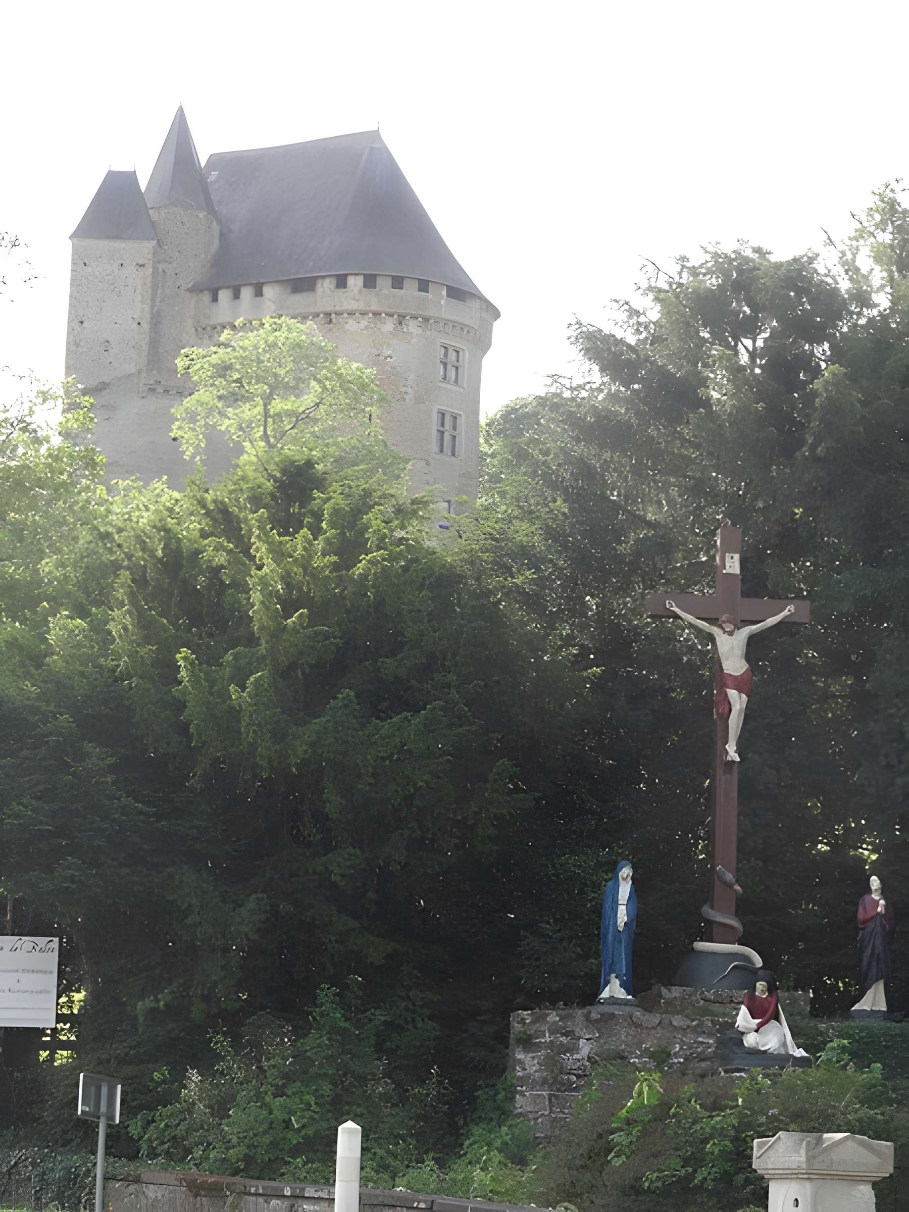 Château (donjon et ruines)