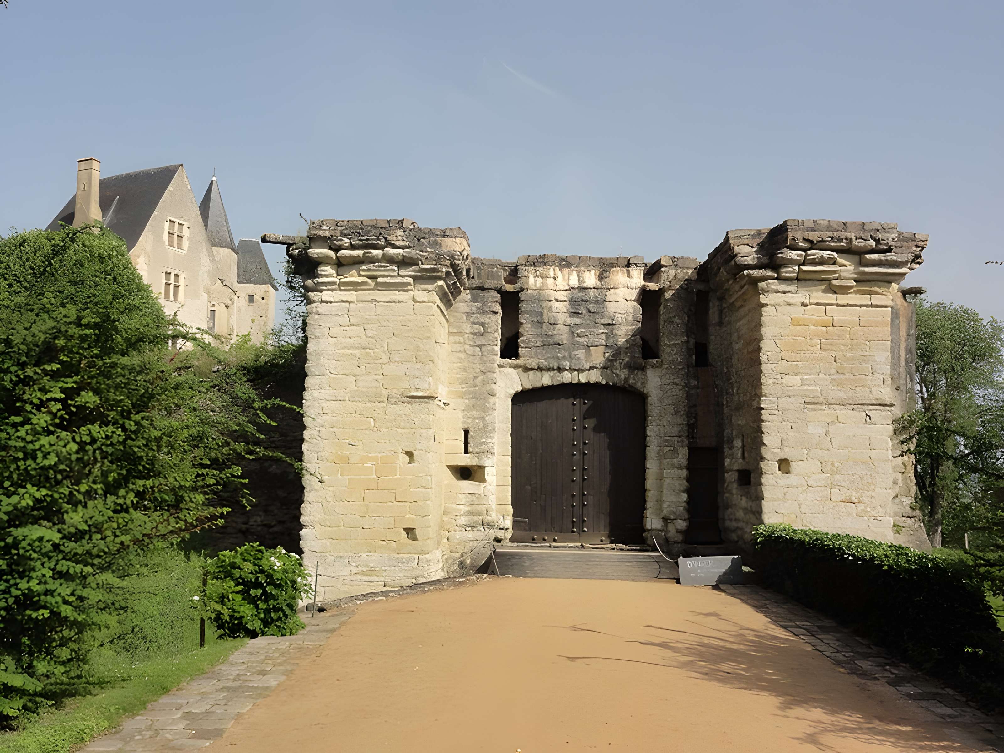 Château (donjon et ruines)