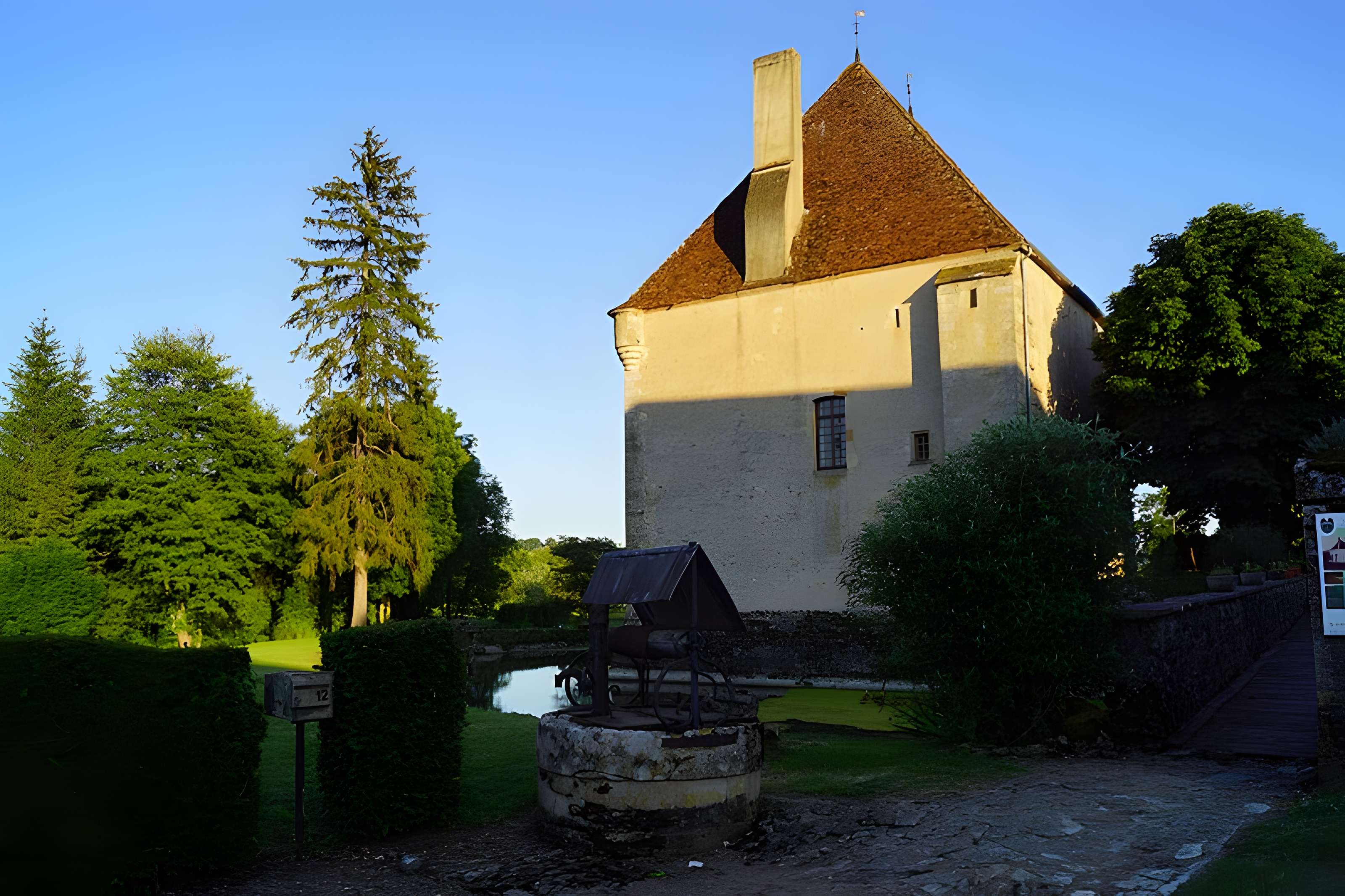 Logis du Prieur de Lurcy-le-Bourg