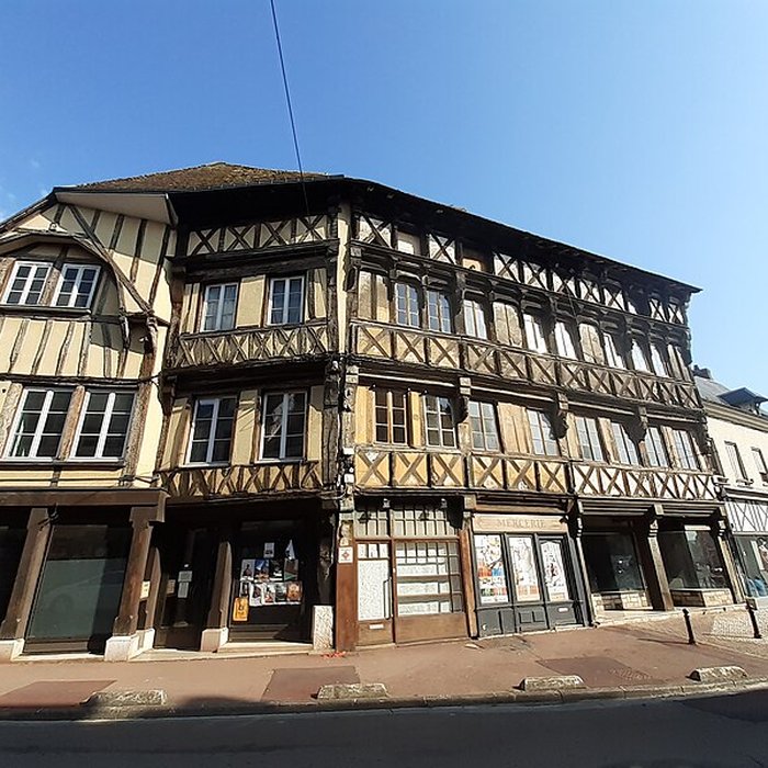 Photo de Maison à pans de bois, 10-16 Place de lEglise à Gaillon