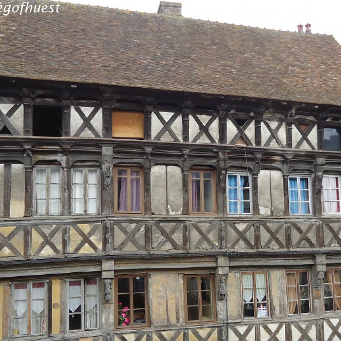 Photo de Maison à pans de bois, 10-16 Place de lEglise à Gaillon