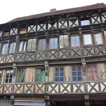 Maison à pans de bois, 10-16 Place de lEglise à Gaillon