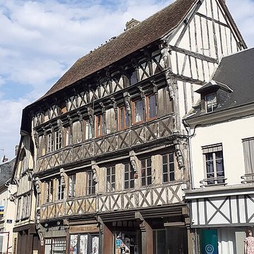 Maison à pans de bois, 10-16 Place de lEglise à Gaillon