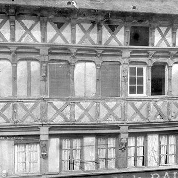 Maison à pans de bois, 10-16 Place de lEglise à Gaillon