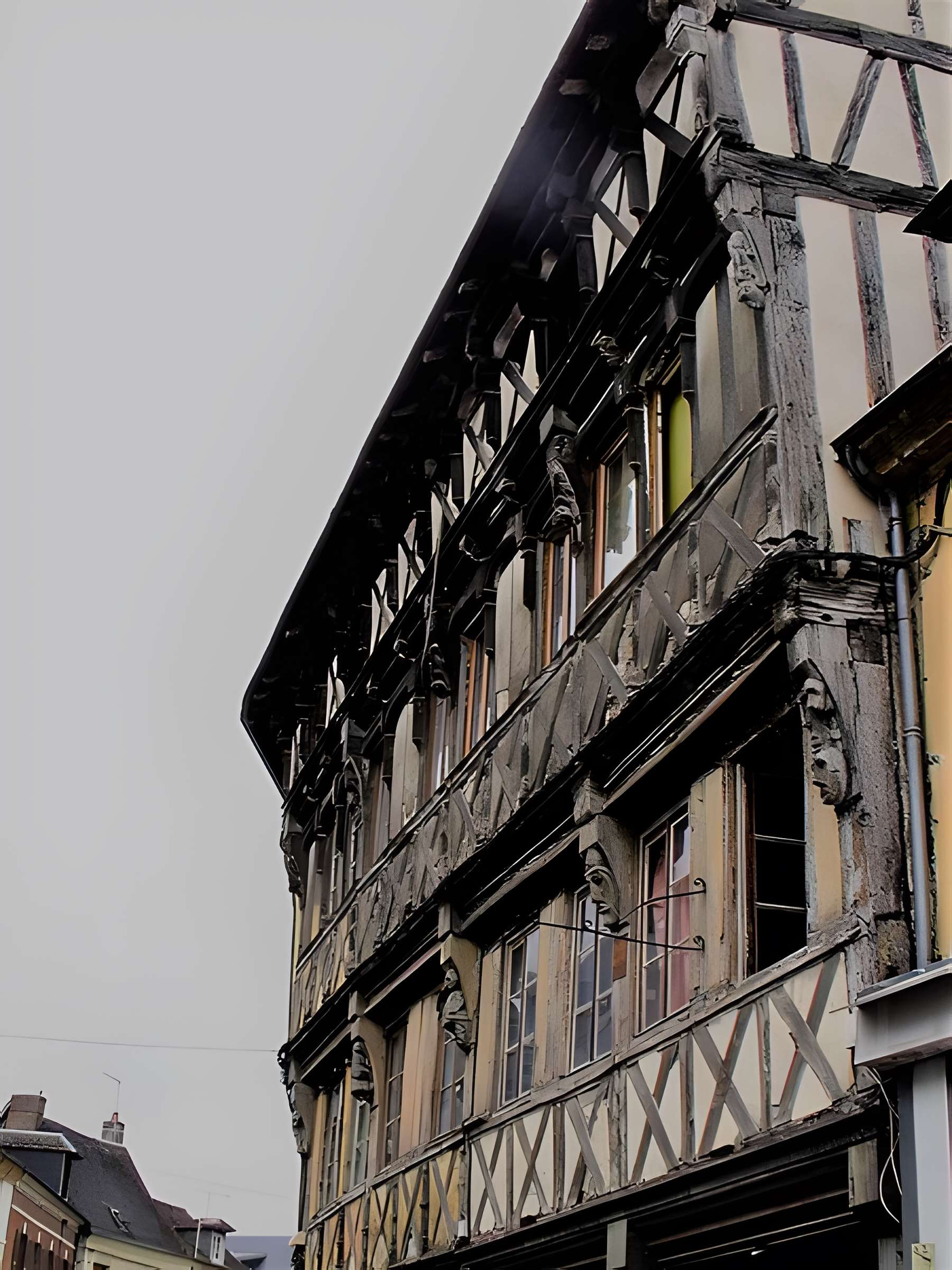 Maison à pans de bois, 10-16 Place de l'Eglise à Gaillon