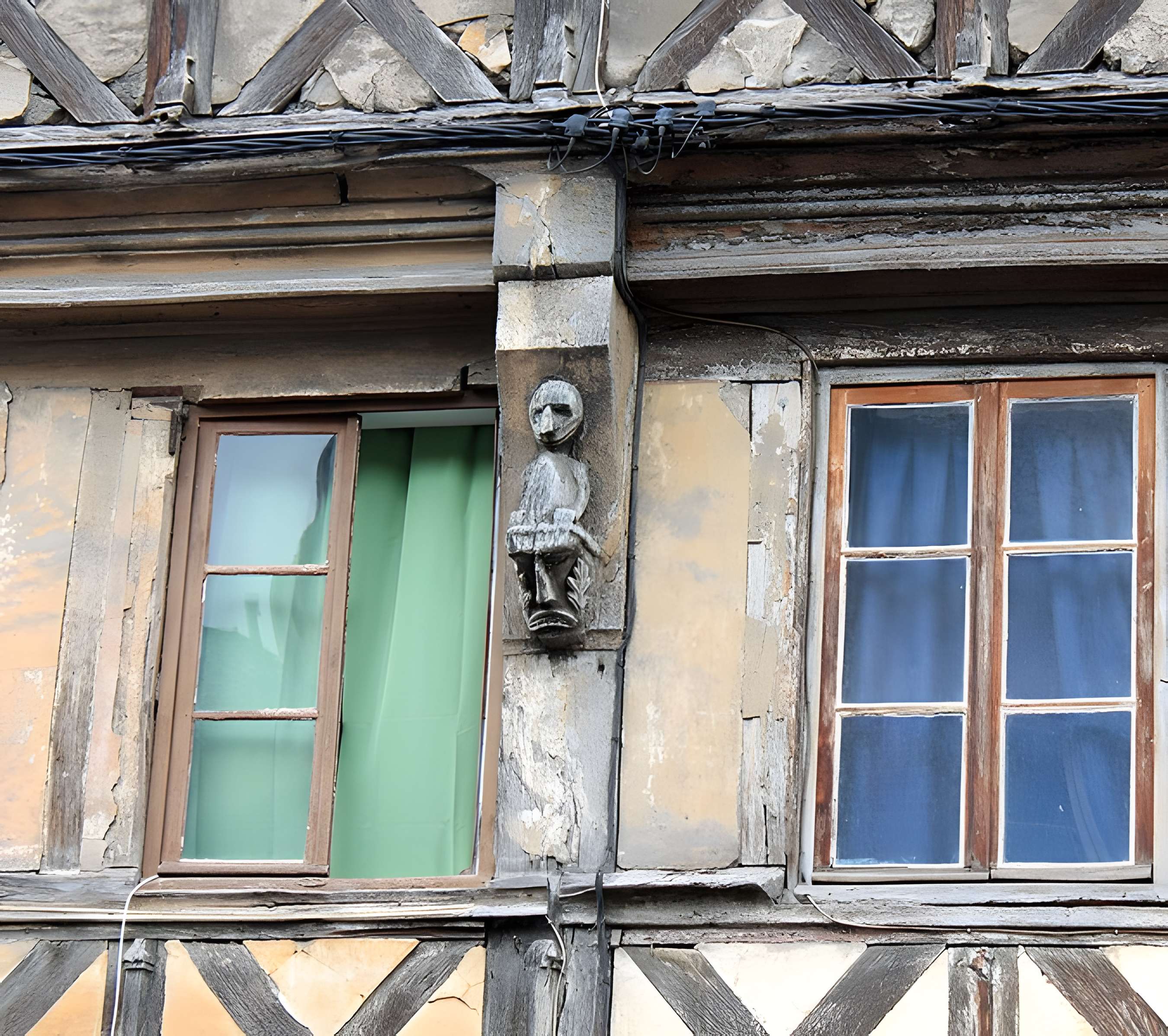 Maison à pans de bois, 10-16 Place de l'Eglise à Gaillon