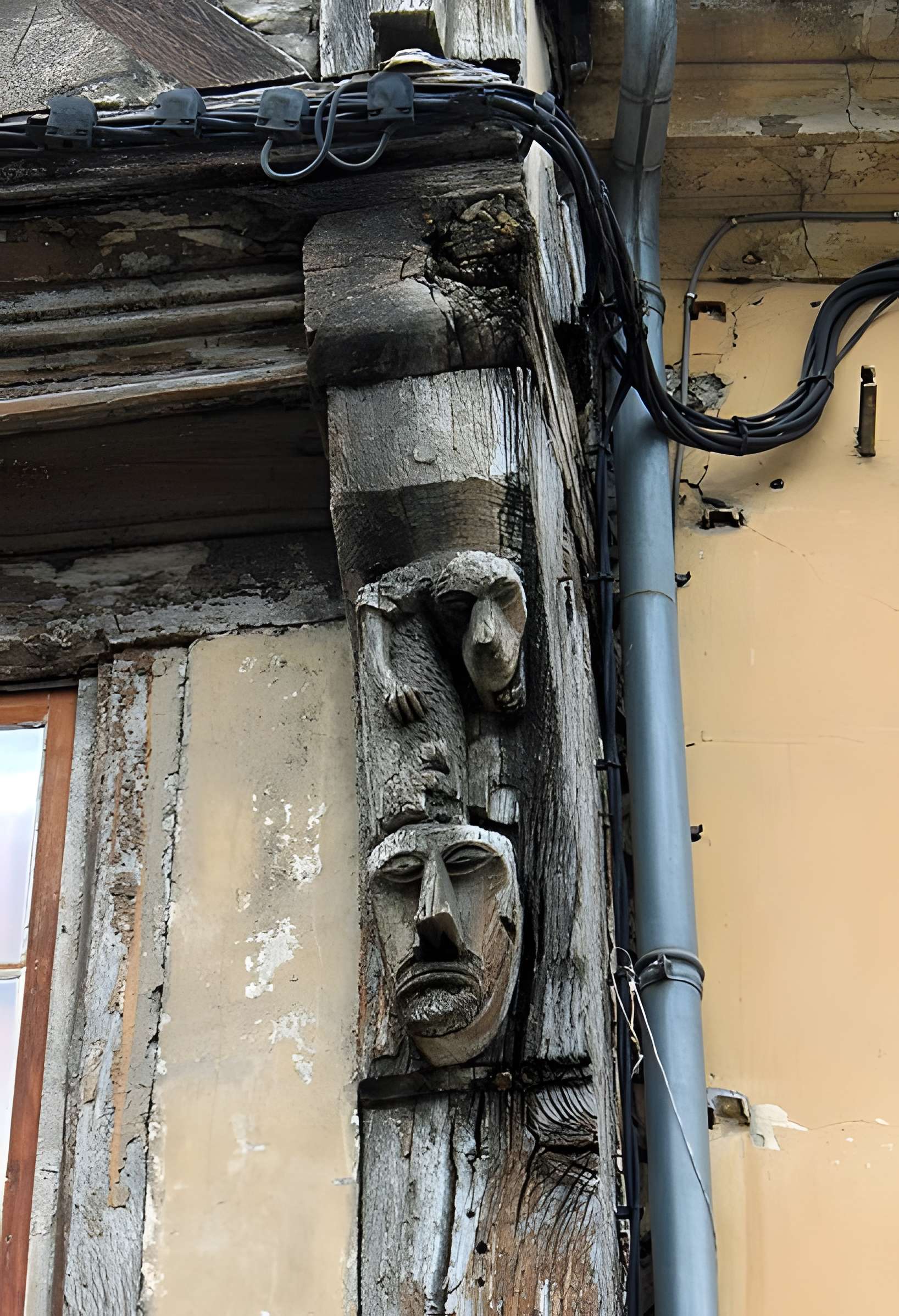Maison à pans de bois, 10-16 Place de l'Eglise à Gaillon