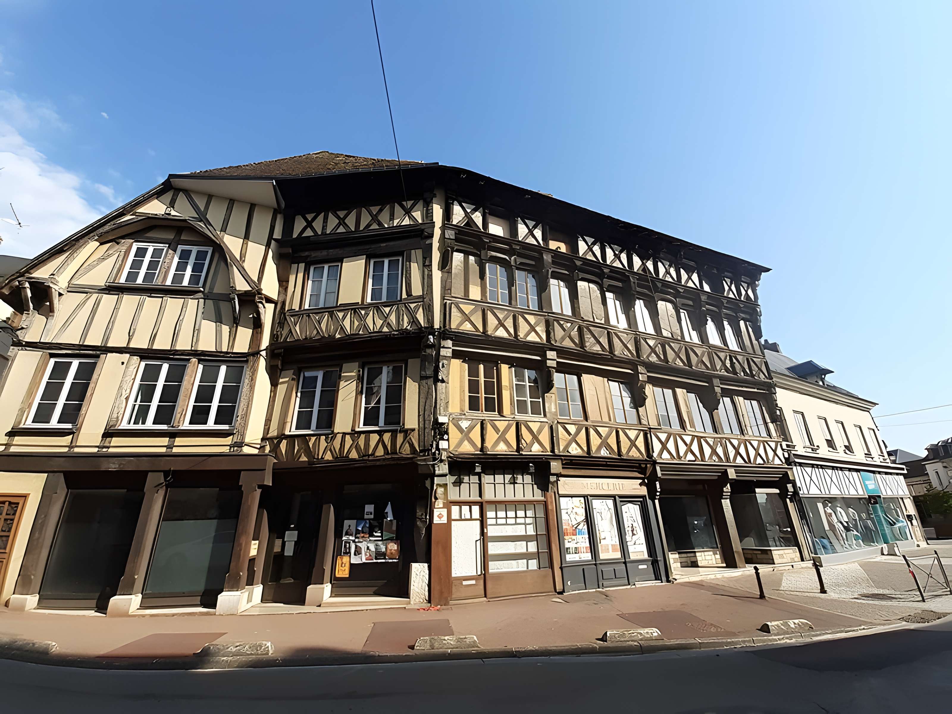 Maison à pans de bois, 10-16 Place de l'Eglise à Gaillon