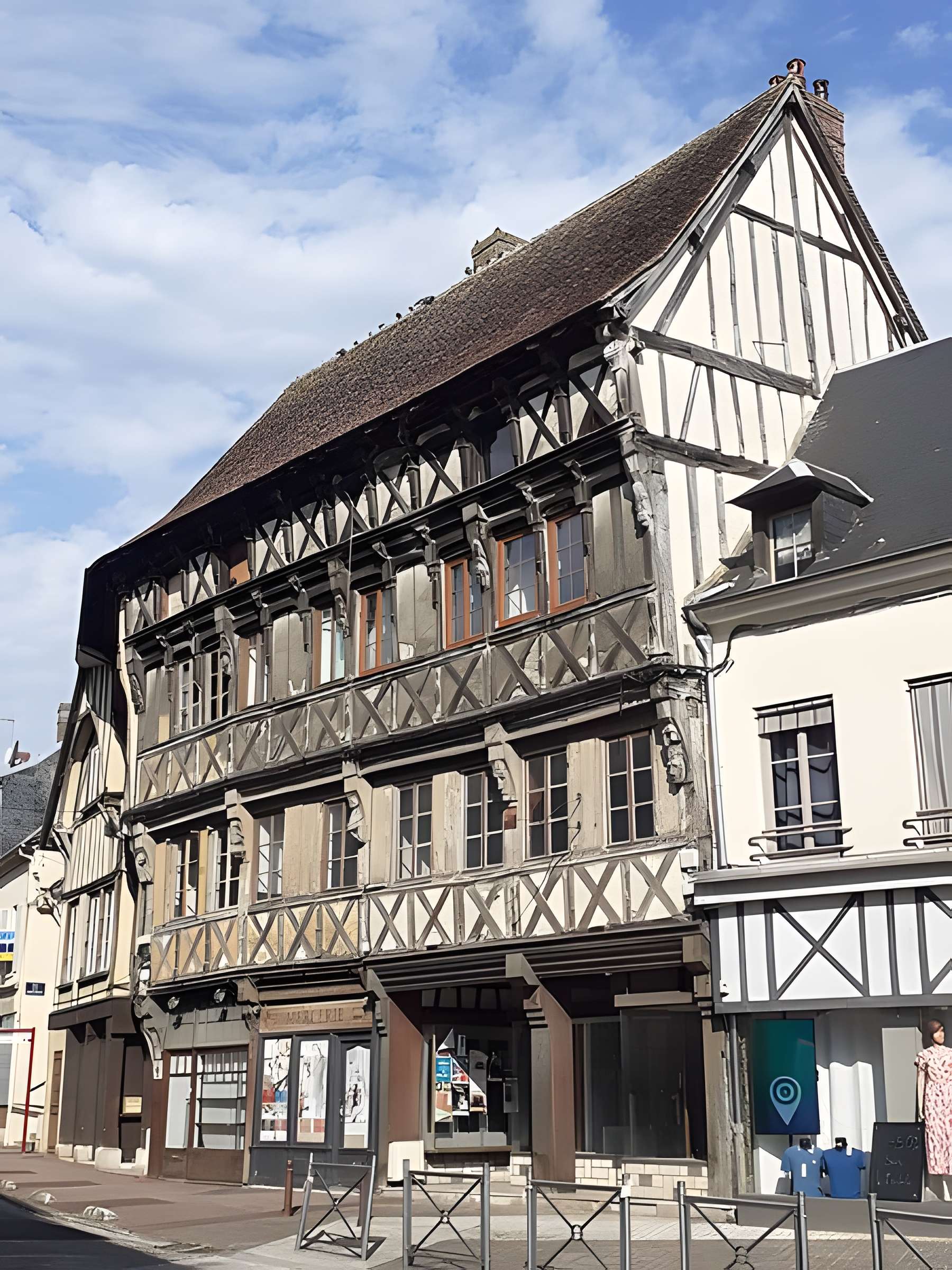 Maison à pans de bois, 10-16 Place de l'Eglise à Gaillon