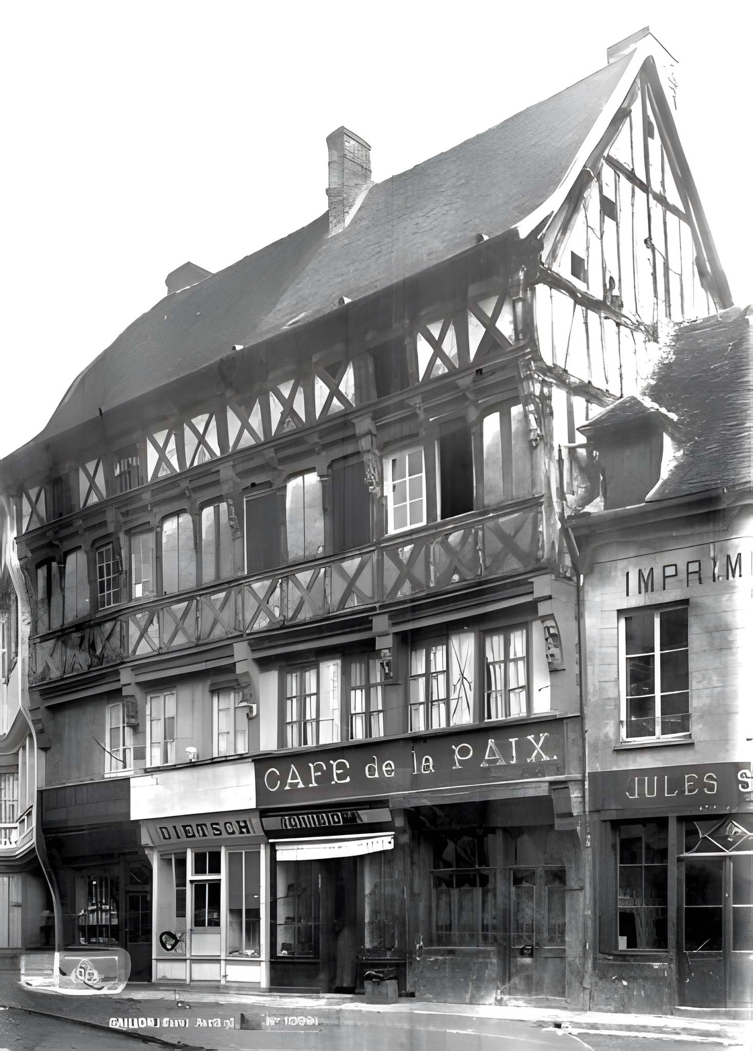 Maison à pans de bois, 10-16 Place de l'Eglise à Gaillon