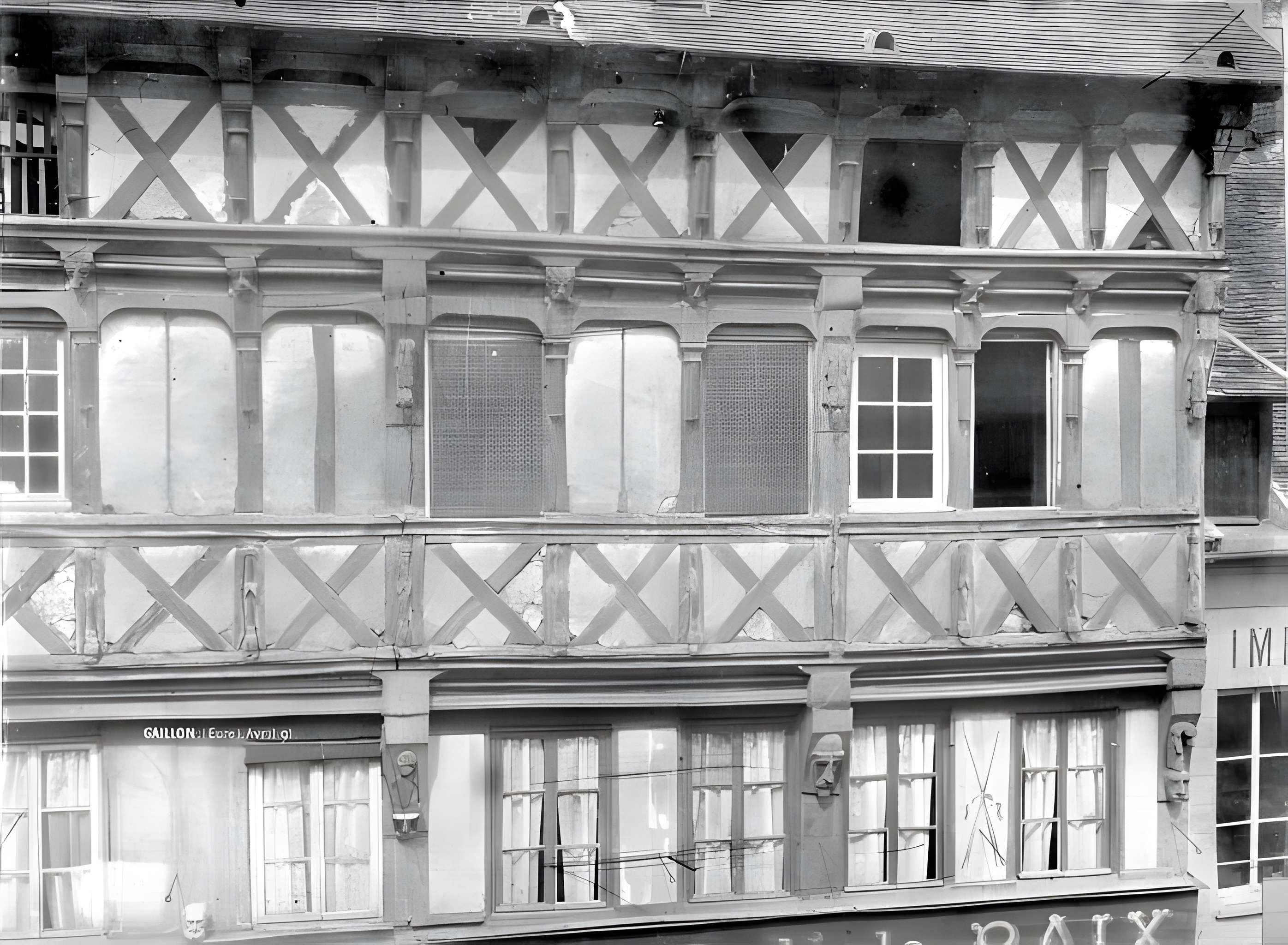 Maison à pans de bois, 10-16 Place de l'Eglise à Gaillon