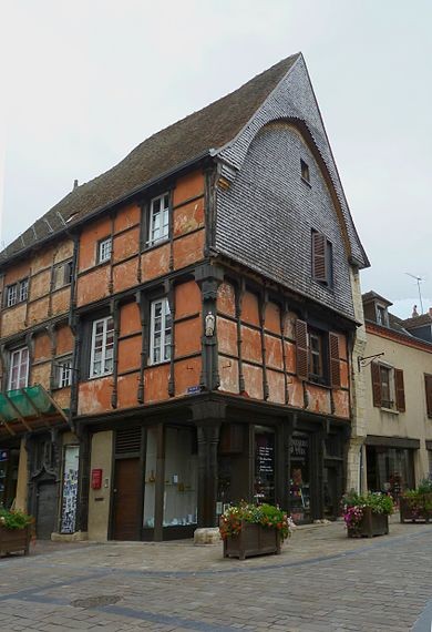 Photo de Maison à pans de bois, 4 Place Laisnel-de-la-Salle à La Châtre