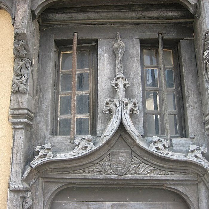 Photo de Maison à pans de bois, 4 Place Laisnel-de-la-Salle à La Châtre