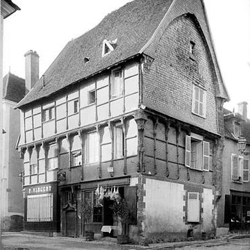 Maison à pans de bois, 4 Place Laisnel-de-la-Salle à La Châtre