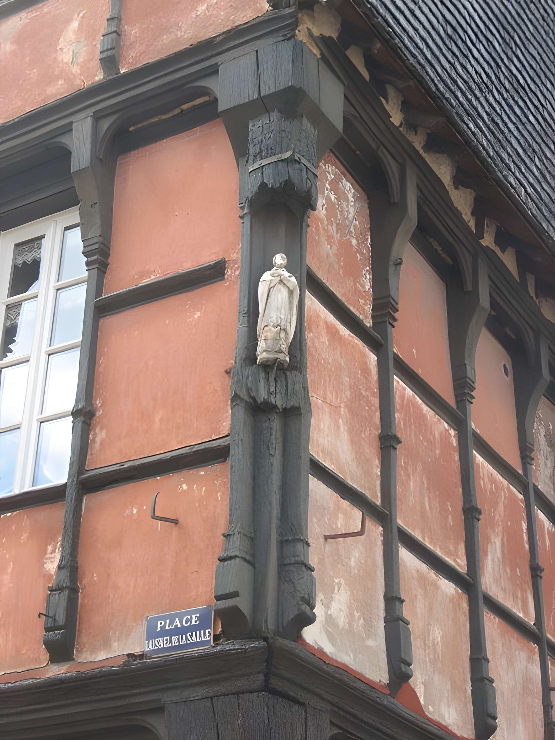 Maison à pans de bois, 4 Place Laisnel-de-la-Salle à La Châtre
