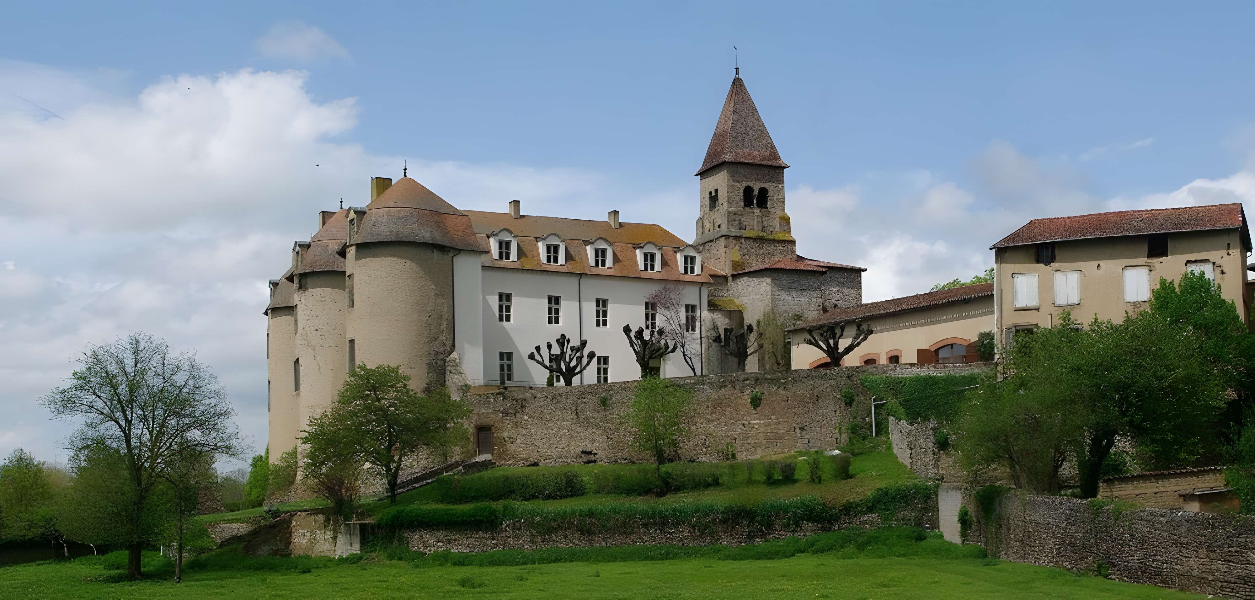 chateau-prieure de pommiers-en-forez vue depuis l ouest