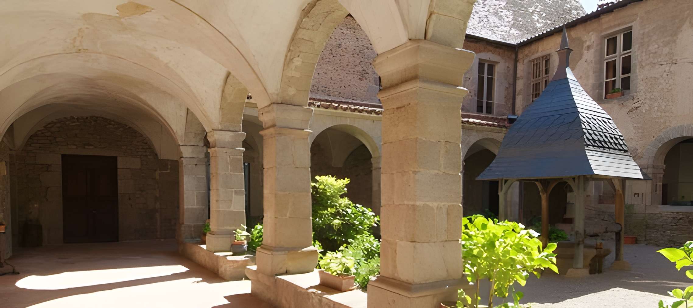 chateau-prieure de pommiers-en-forez cloitre