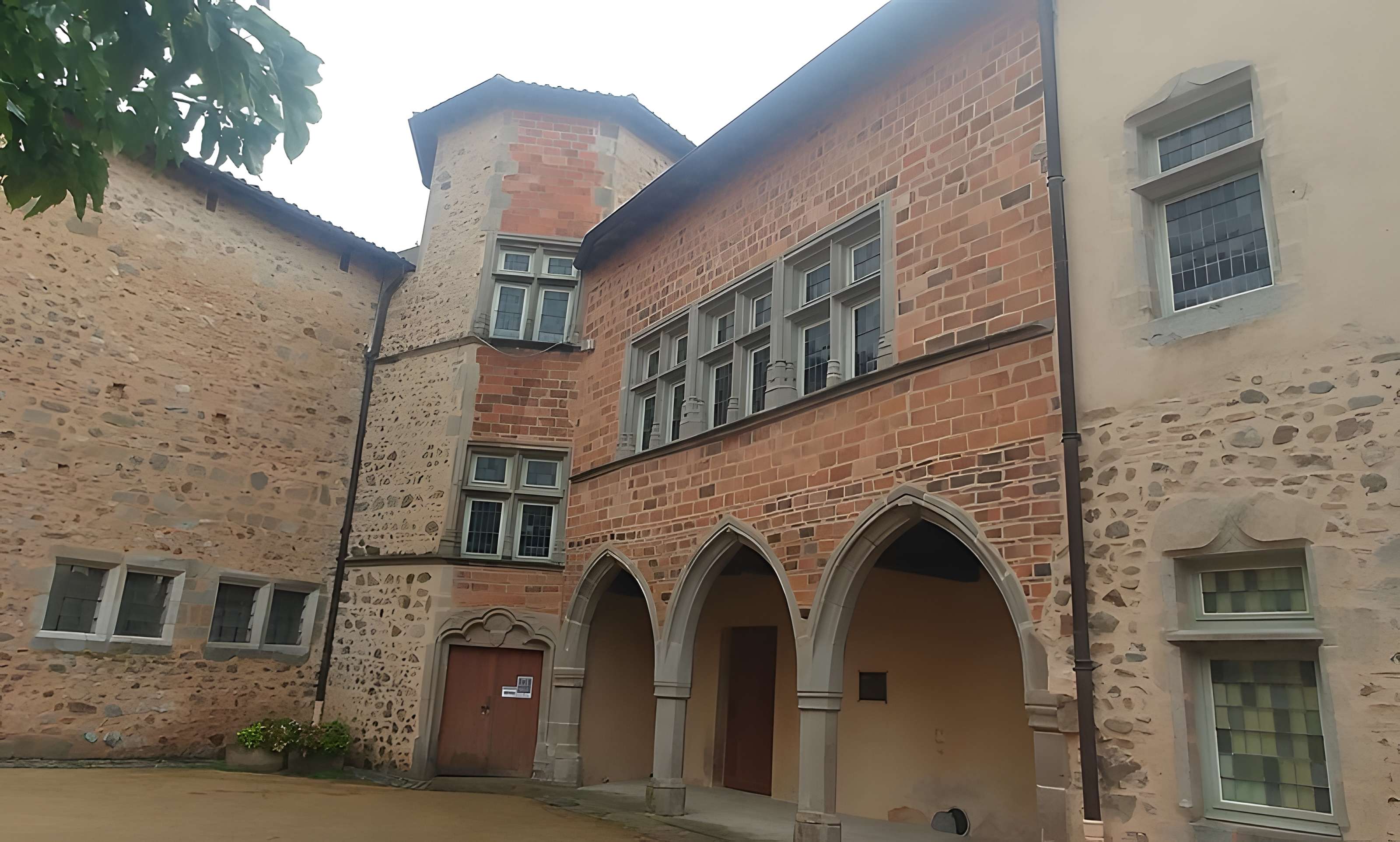 Château-prieuré de Pommiers-en-Forez