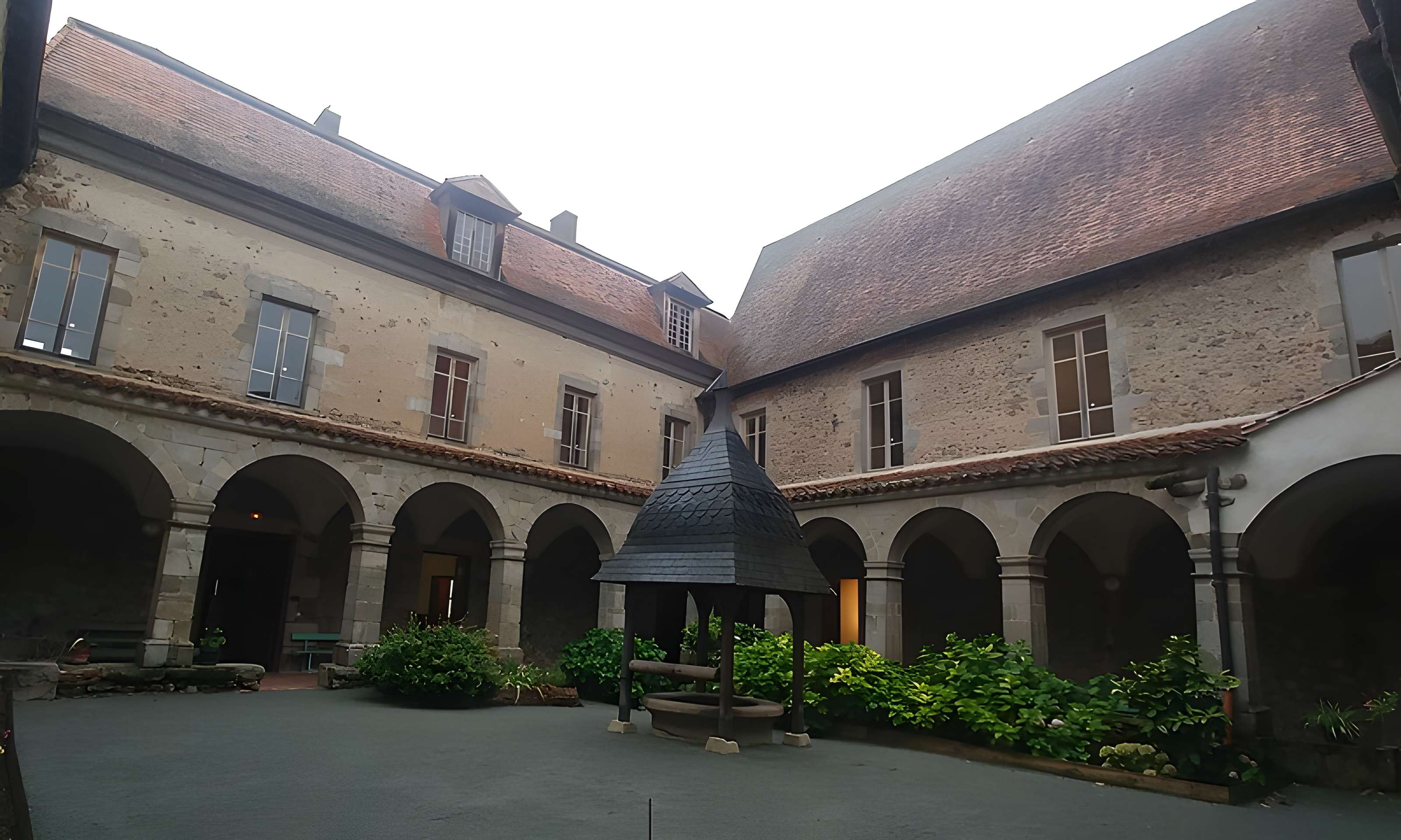 Château-prieuré de Pommiers-en-Forez