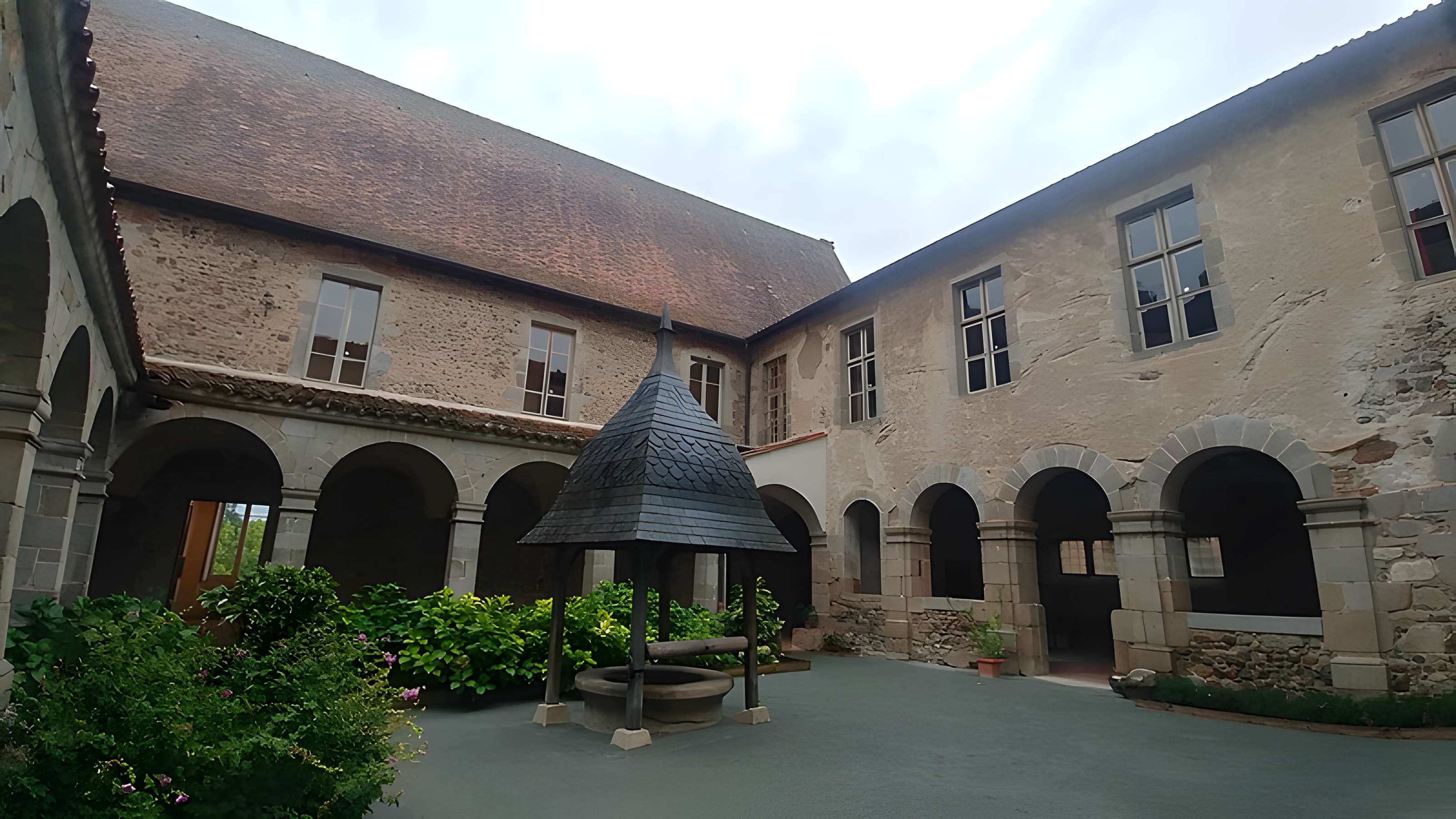Château-prieuré de Pommiers-en-Forez