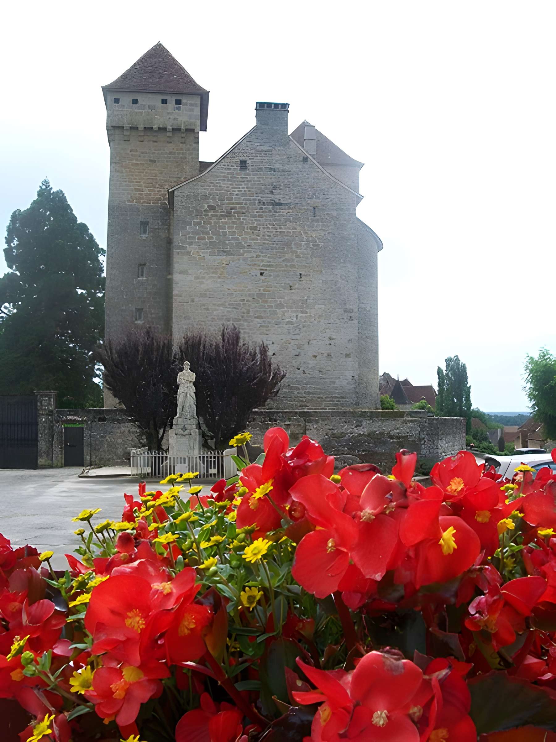Châteaux de Saint-Hilaire et des Plas