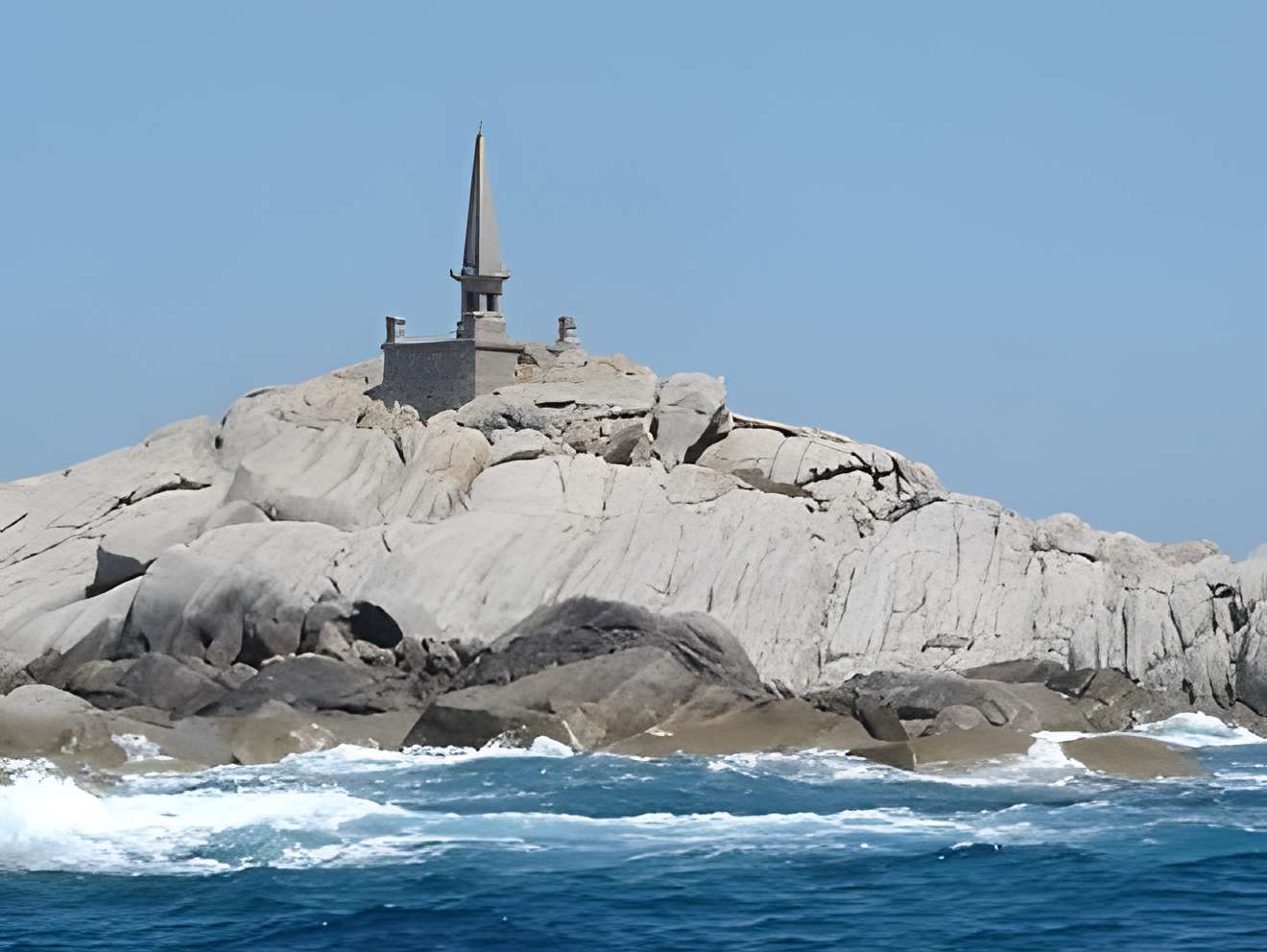 Cimetières et pyramide de la Sémillante 