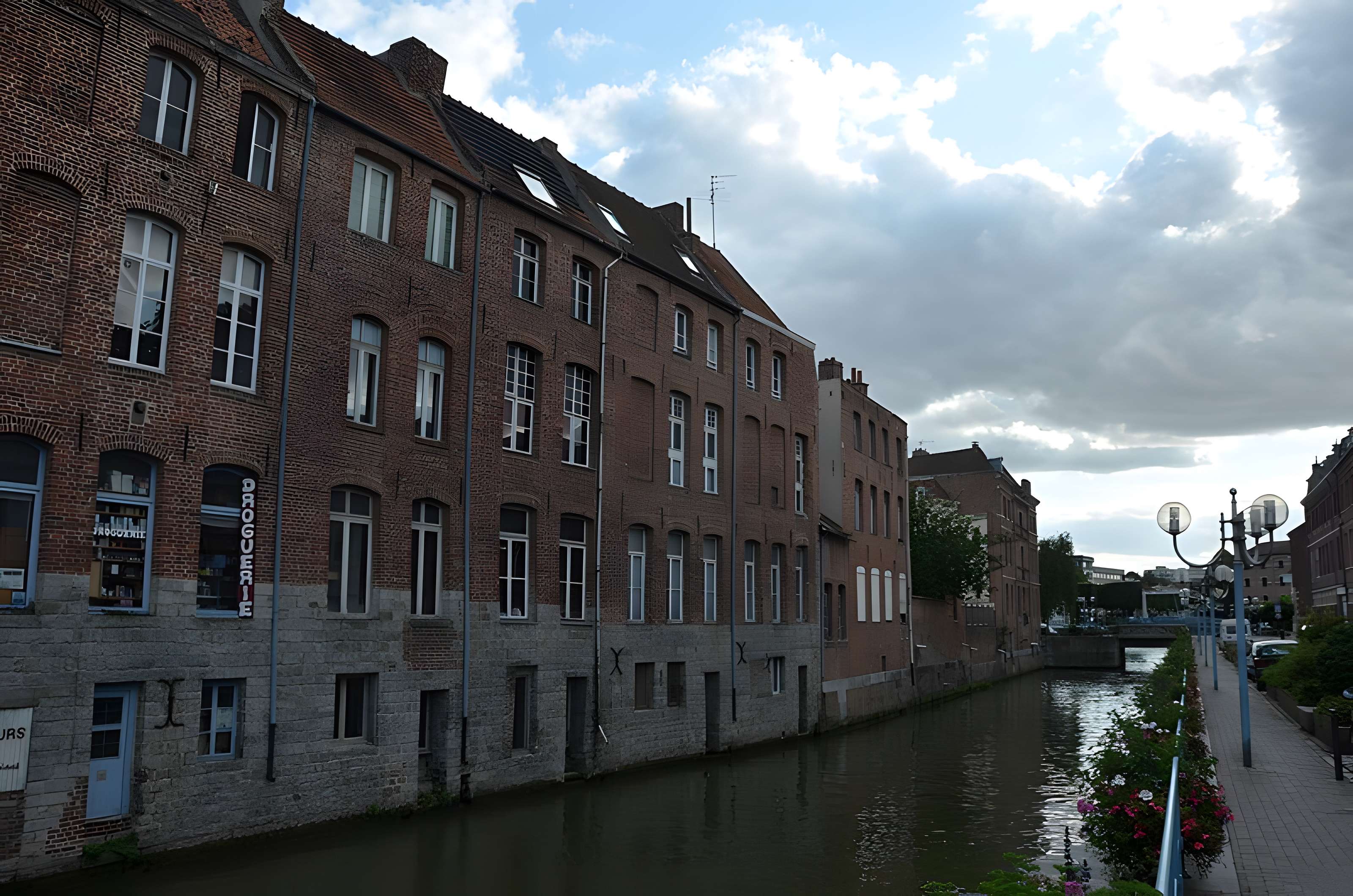 Maisons, Place du Marché-au-Poisson N°9 à 72 à Douai