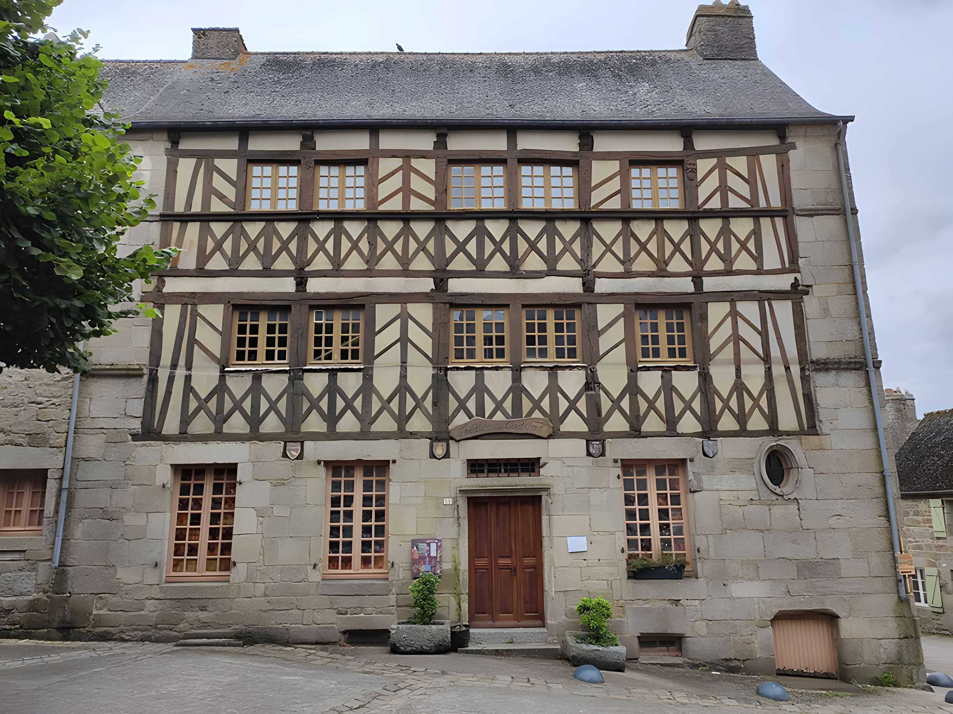 Maisons, Rue du Docteur-Sagory à Moncontour