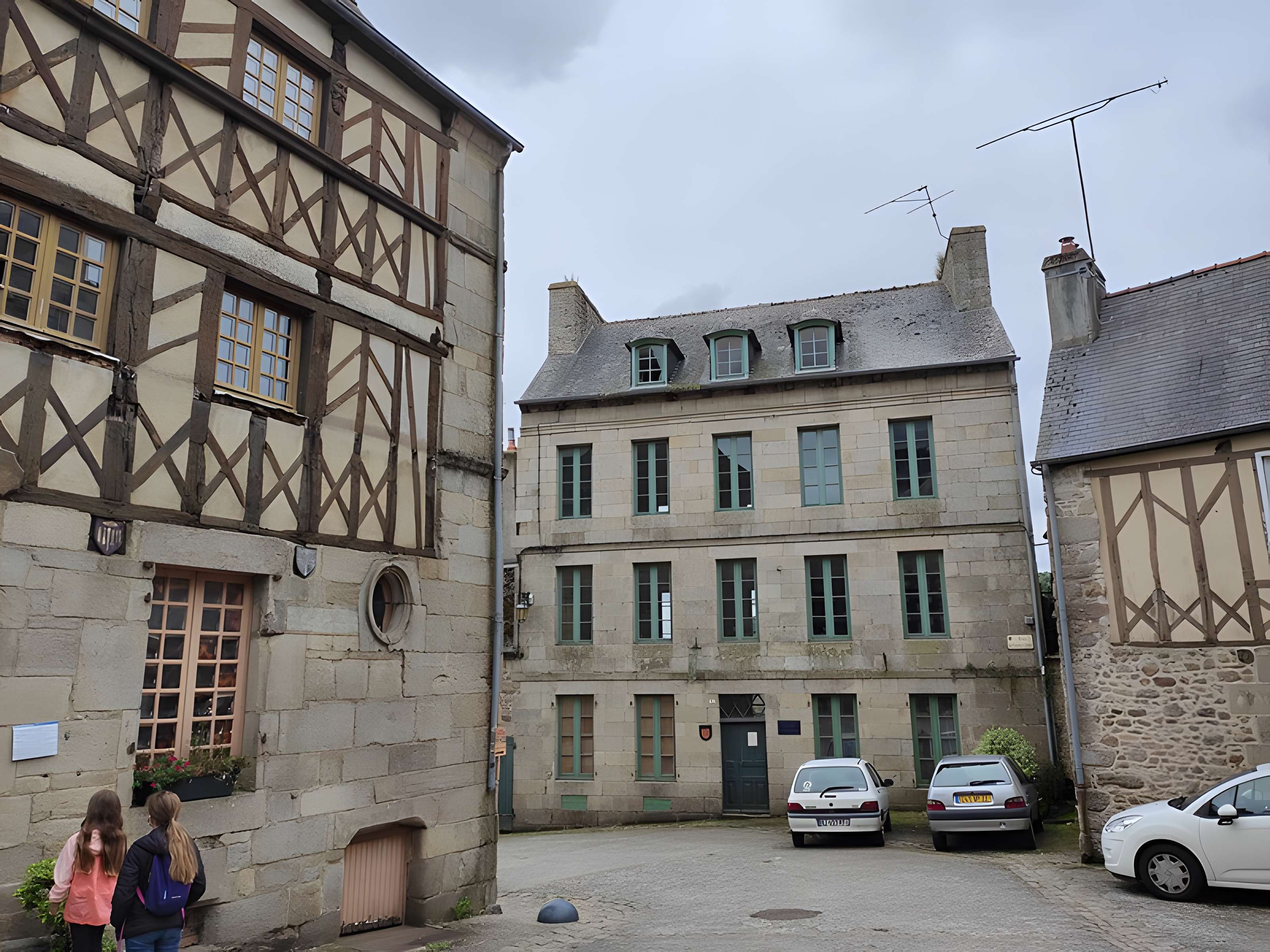 Maisons, Rue du Docteur-Sagory à Moncontour