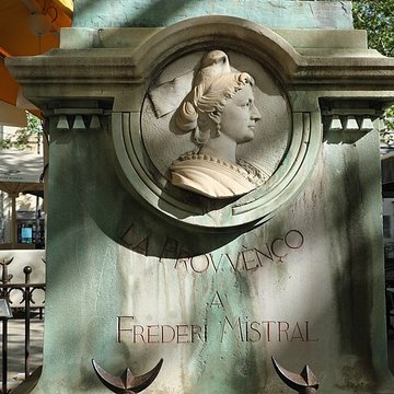 Monument à Frédéric Mistral dArles