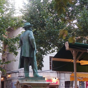 Monument à Frédéric Mistral dArles