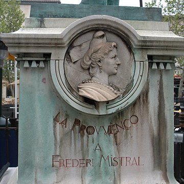 Monument à Frédéric Mistral dArles