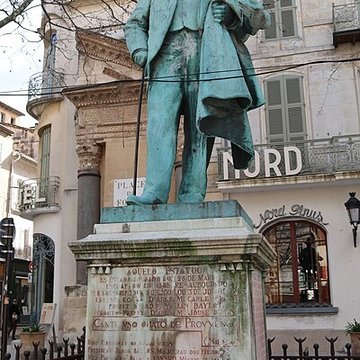 Monument à Frédéric Mistral dArles