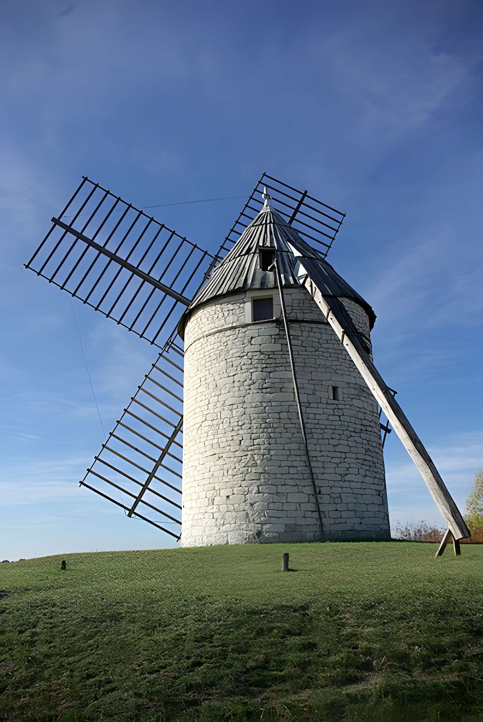 Moulin à vent de Boisse à Sainte-Alauzie