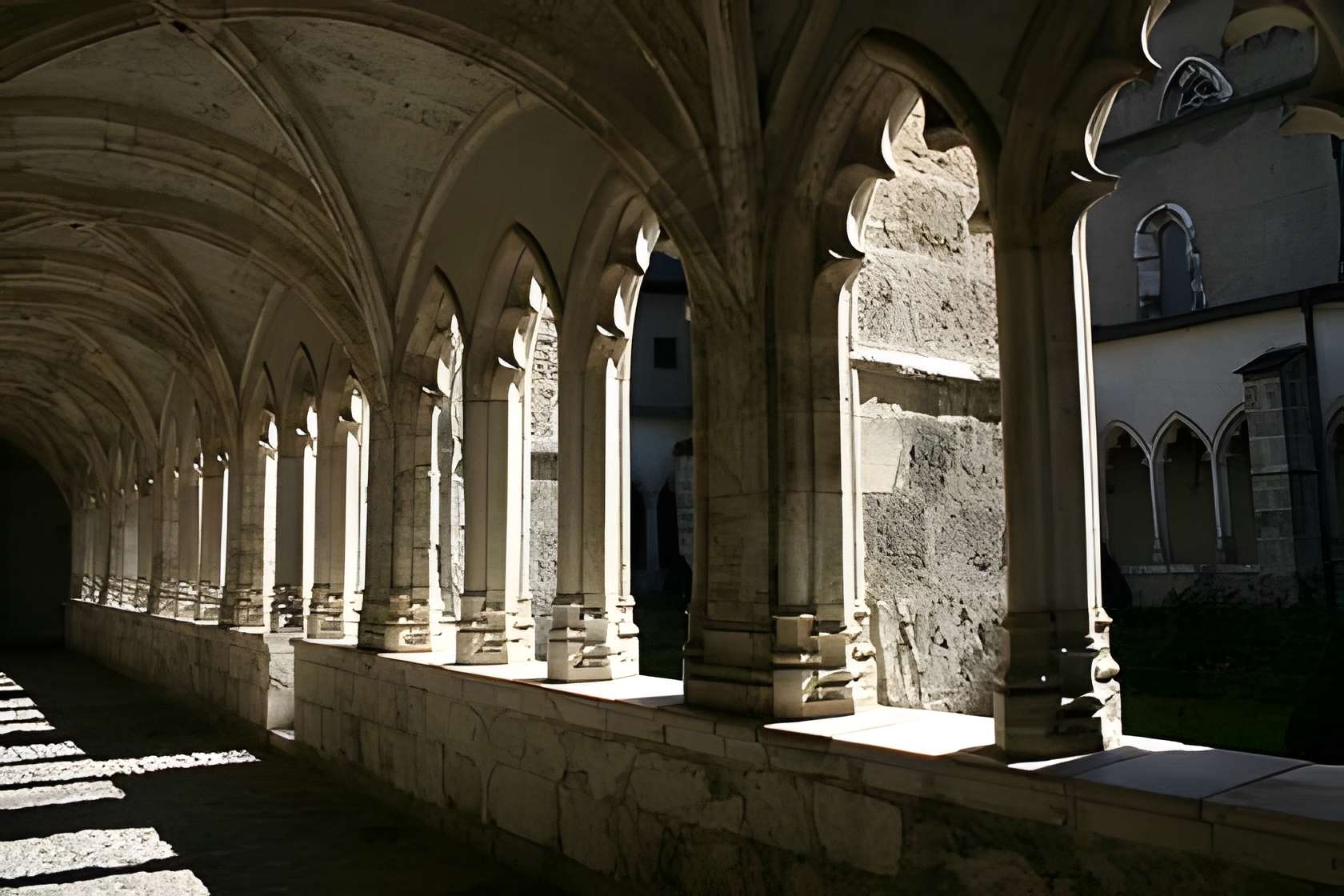 Cloître de la Cathédrale Saint-Jean-Baptiste à Saint-Jean-de-Maurienne 