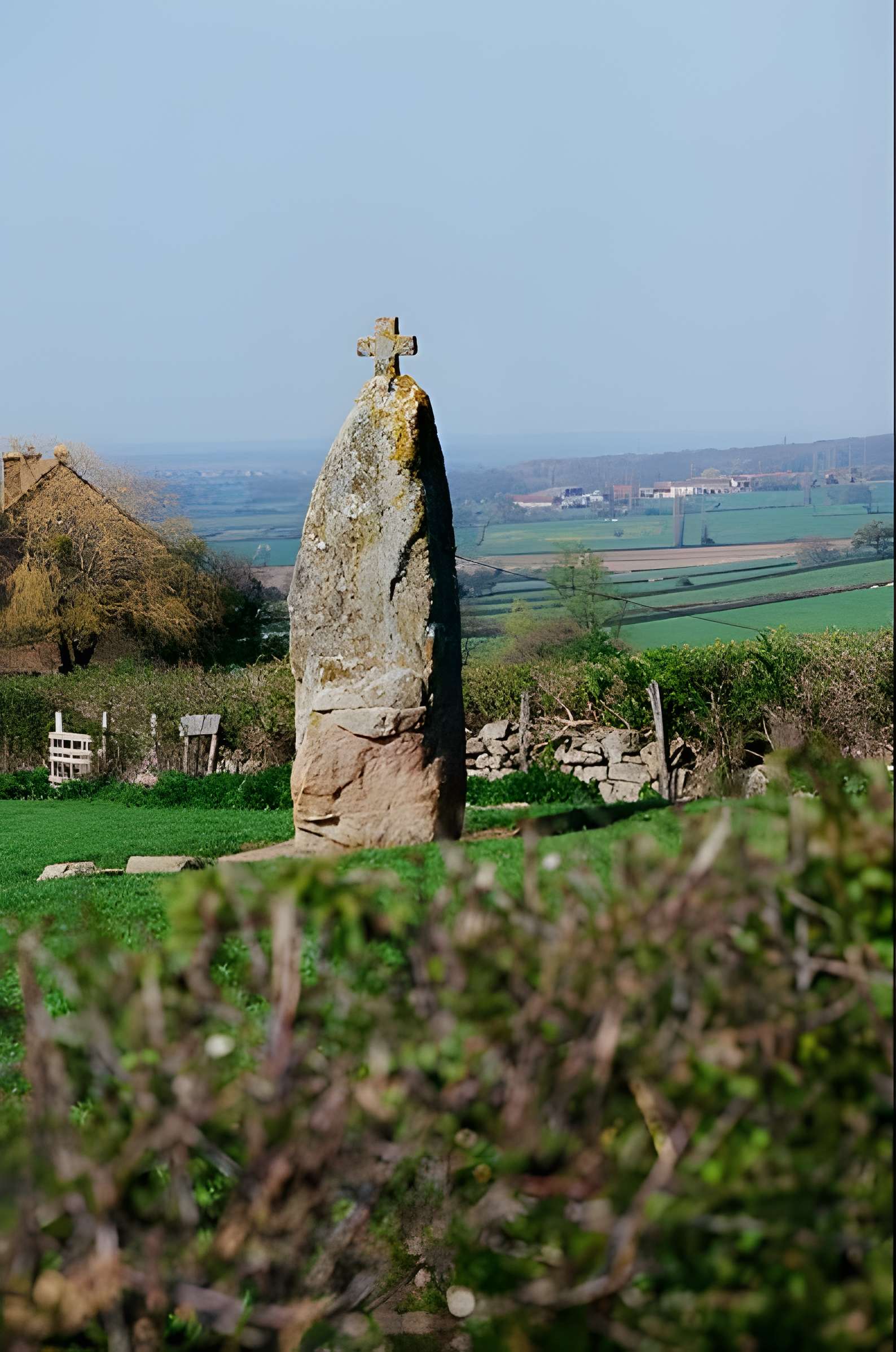 Pierre Levée du champ de la Fa à la Chapelle-sous-Brancion